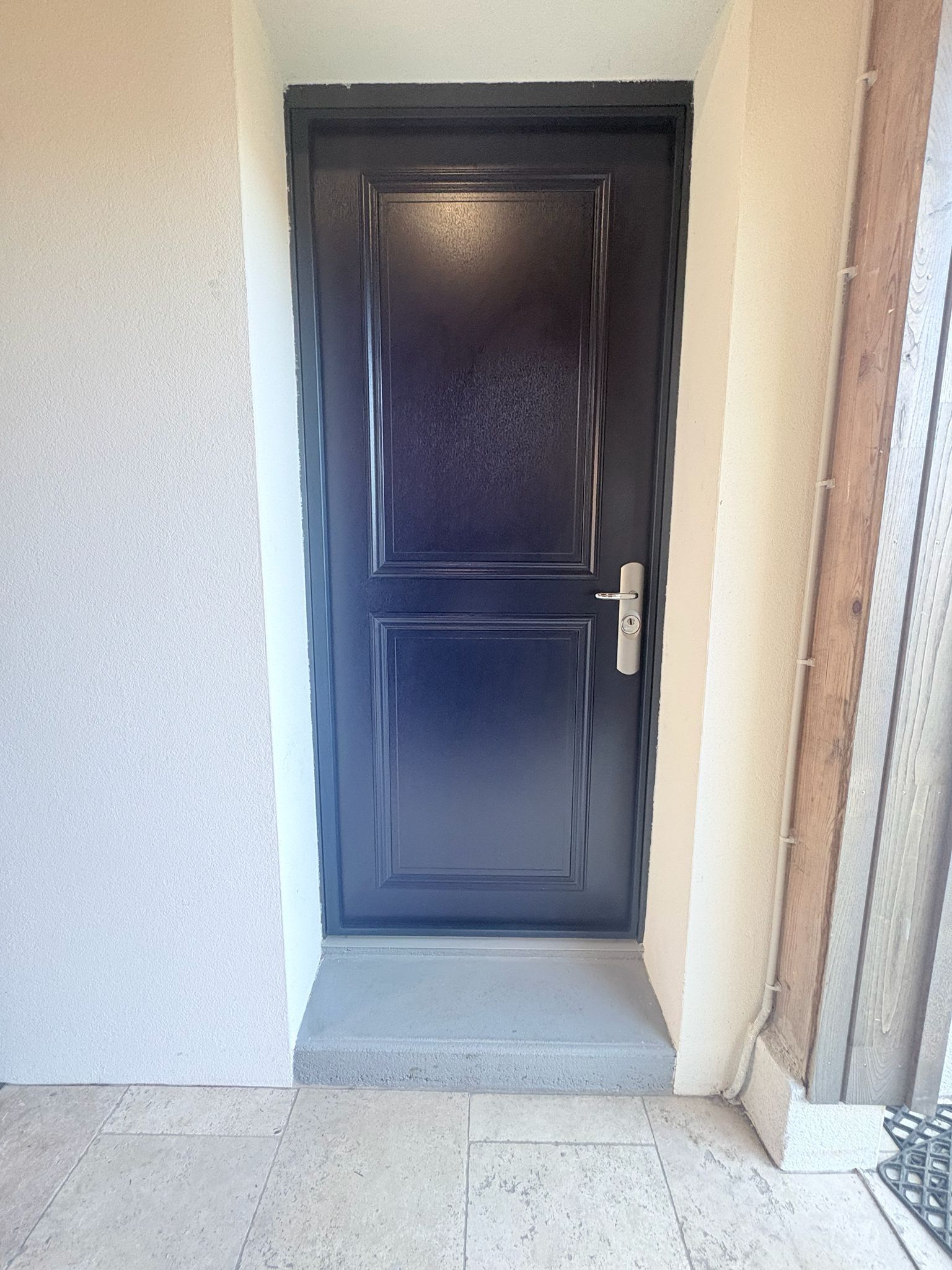 “Après : porte blindée installée à Saint-Malo – finition côté extérieur”