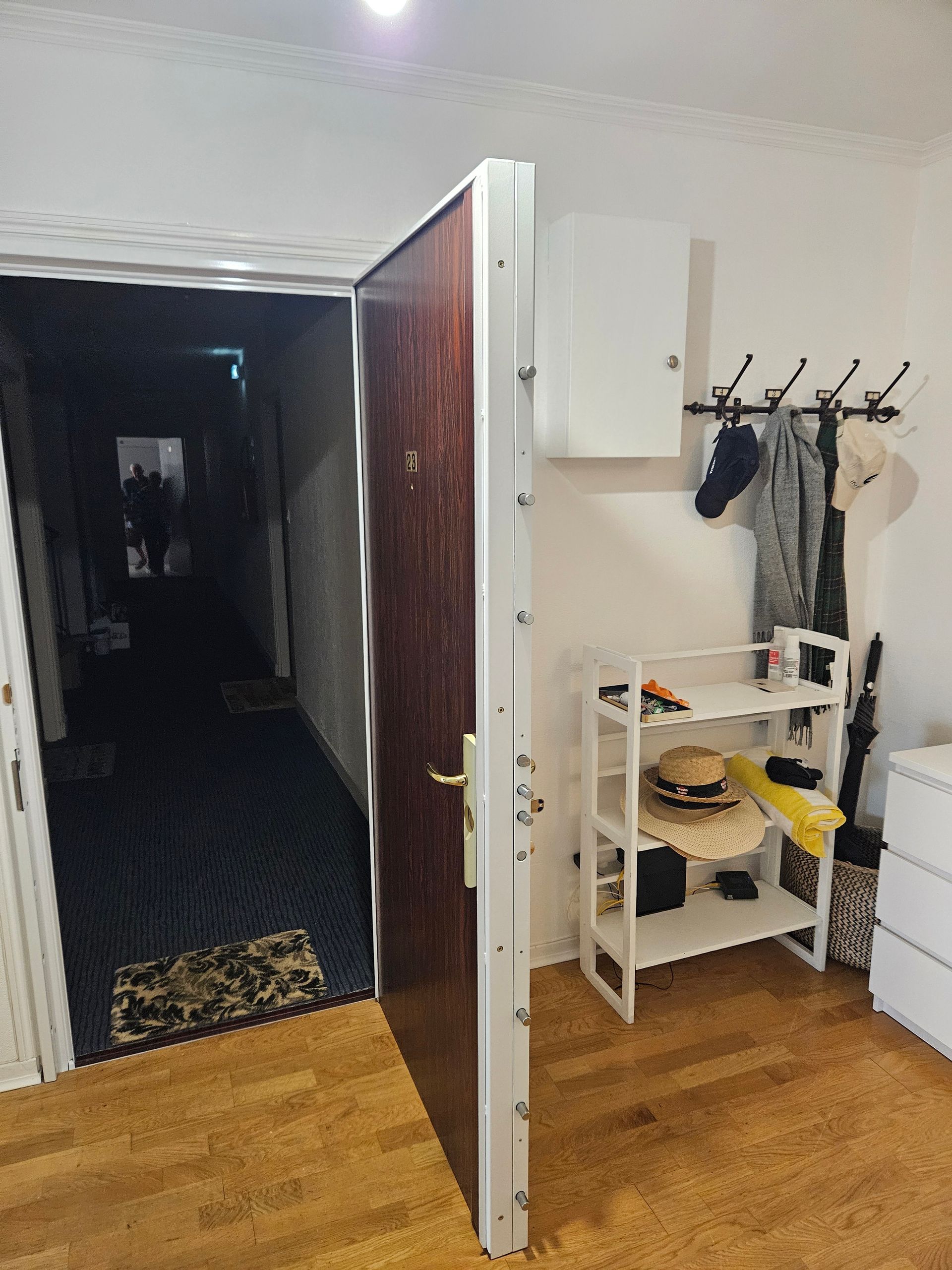 Après : blindage posé avec cornières 4 côtés et serrure multipoints A2P*, manœuvre fluide