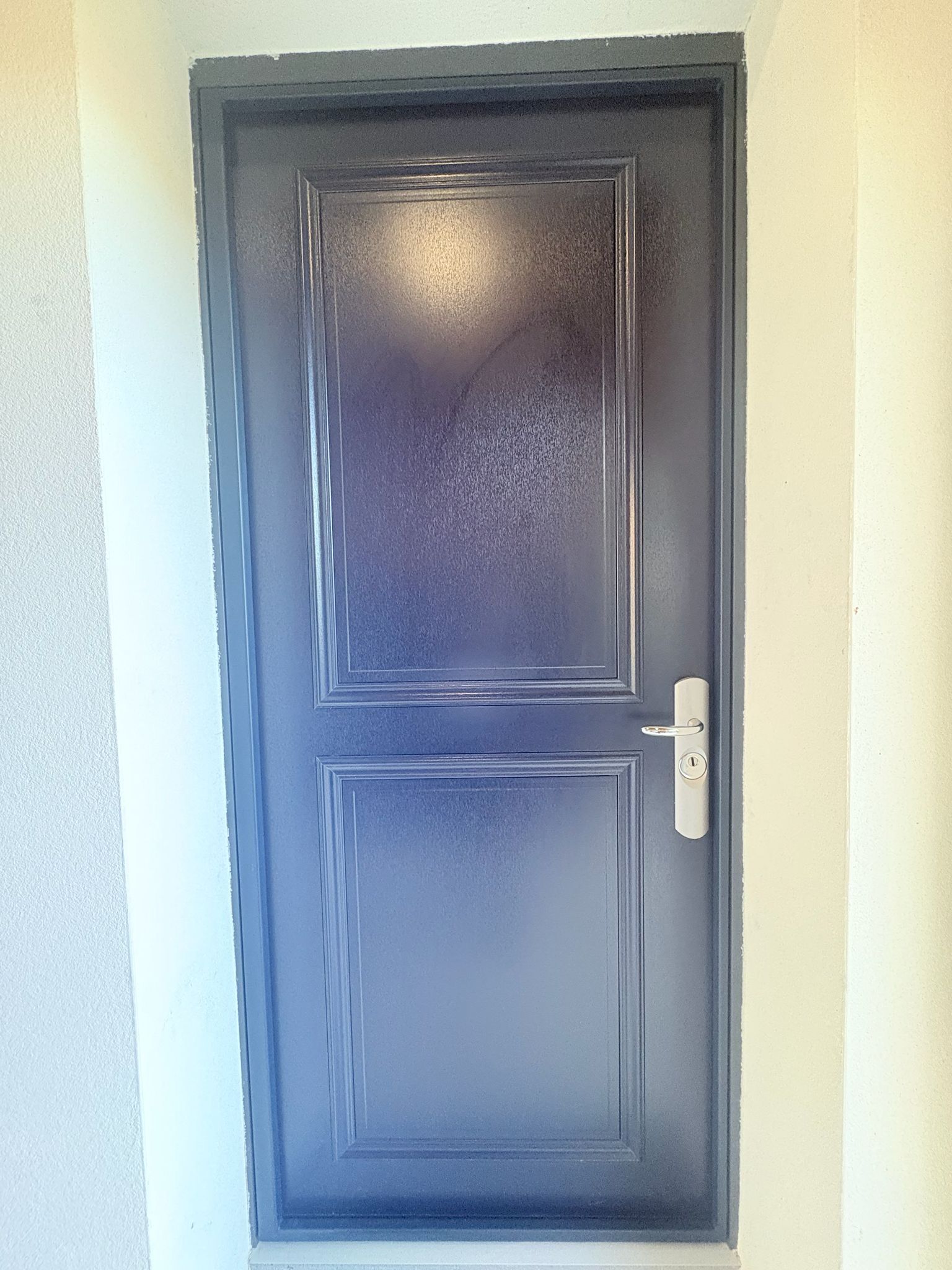 Après: porte blindée finition mouluré face extérieur 