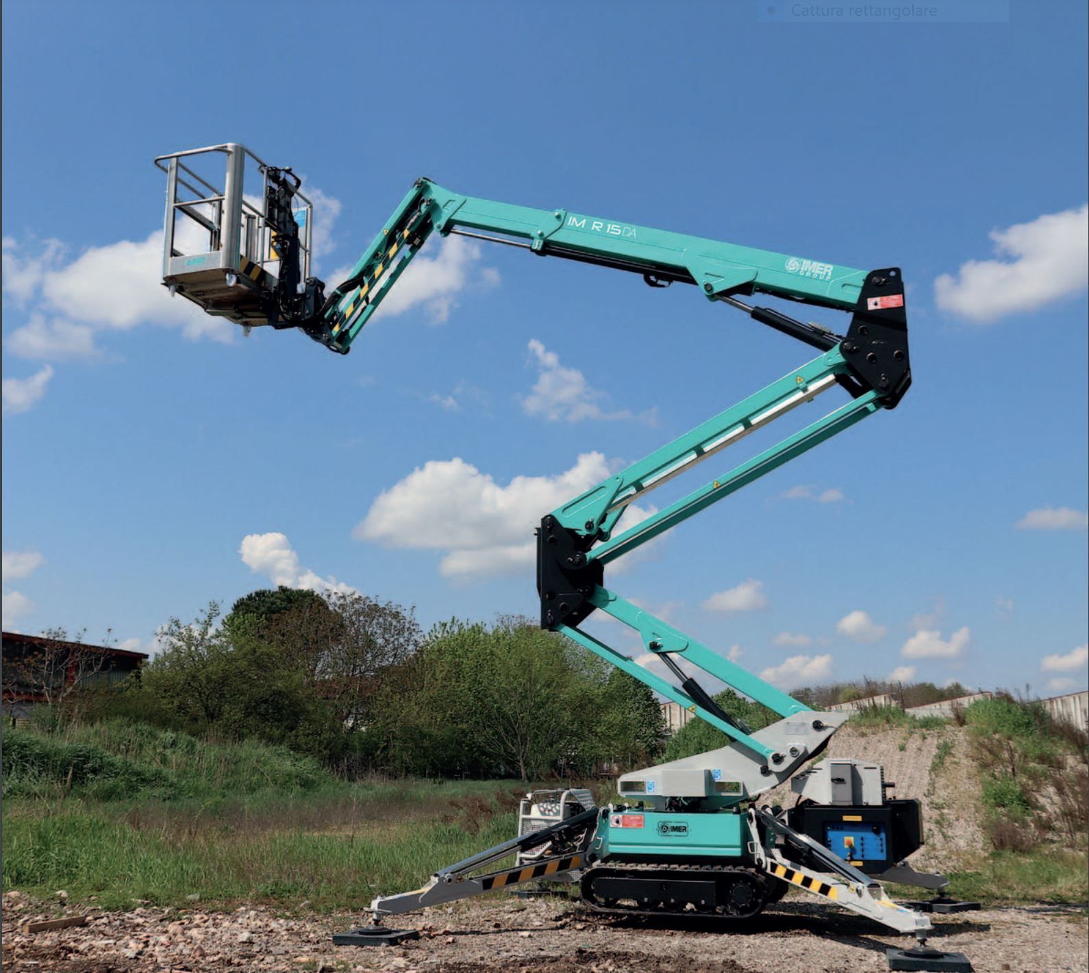 Una gru verde è seduta in un campo con un cielo azzurro sullo sfondo