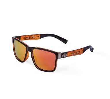 Un paio di occhiali da sole con lenti rosse su sfondo bianco.