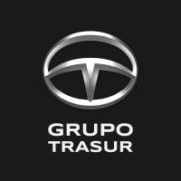 Logotipo de Grupo Trasur que presenta un emblema circular metálico y estilizado sobre el texto 