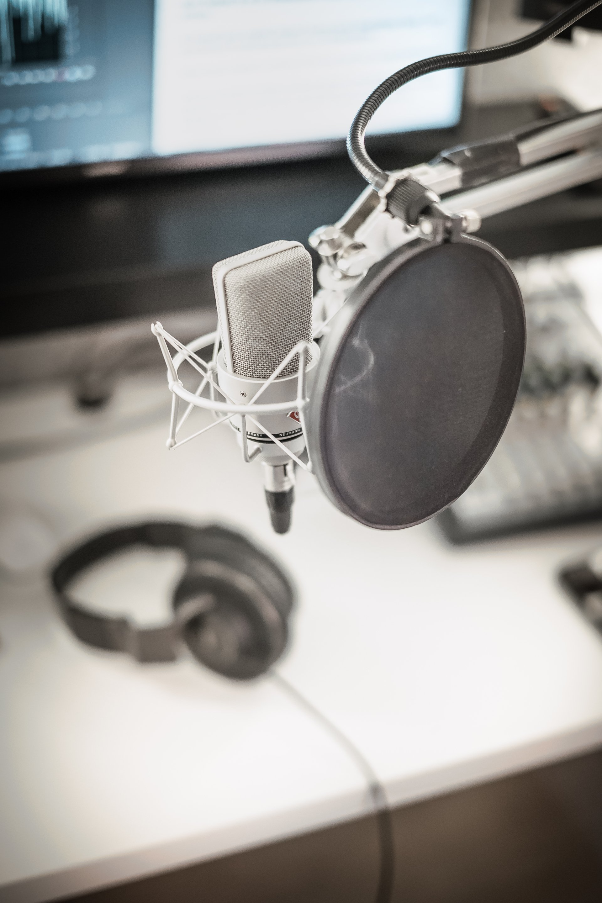 Flemish voice over Neumann microphone