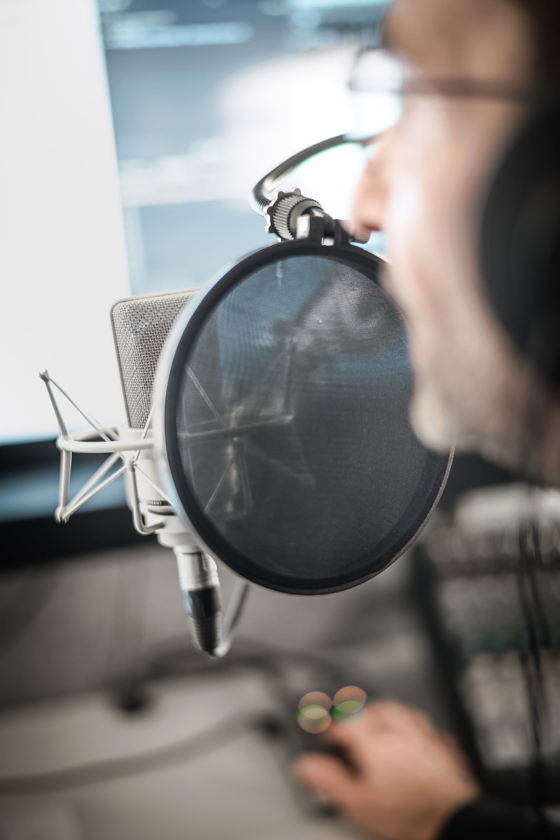 Flemish voice over Geert Verdonck in studio