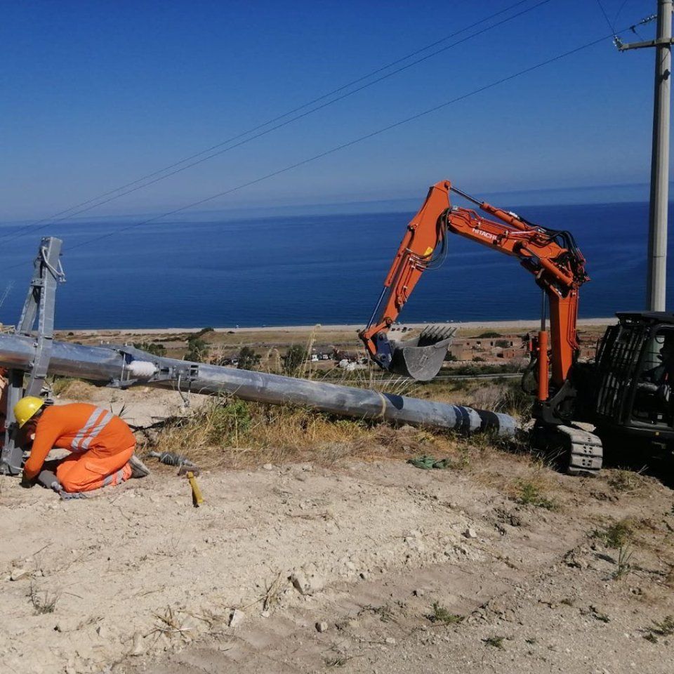 Lavoro stradale con escavatore