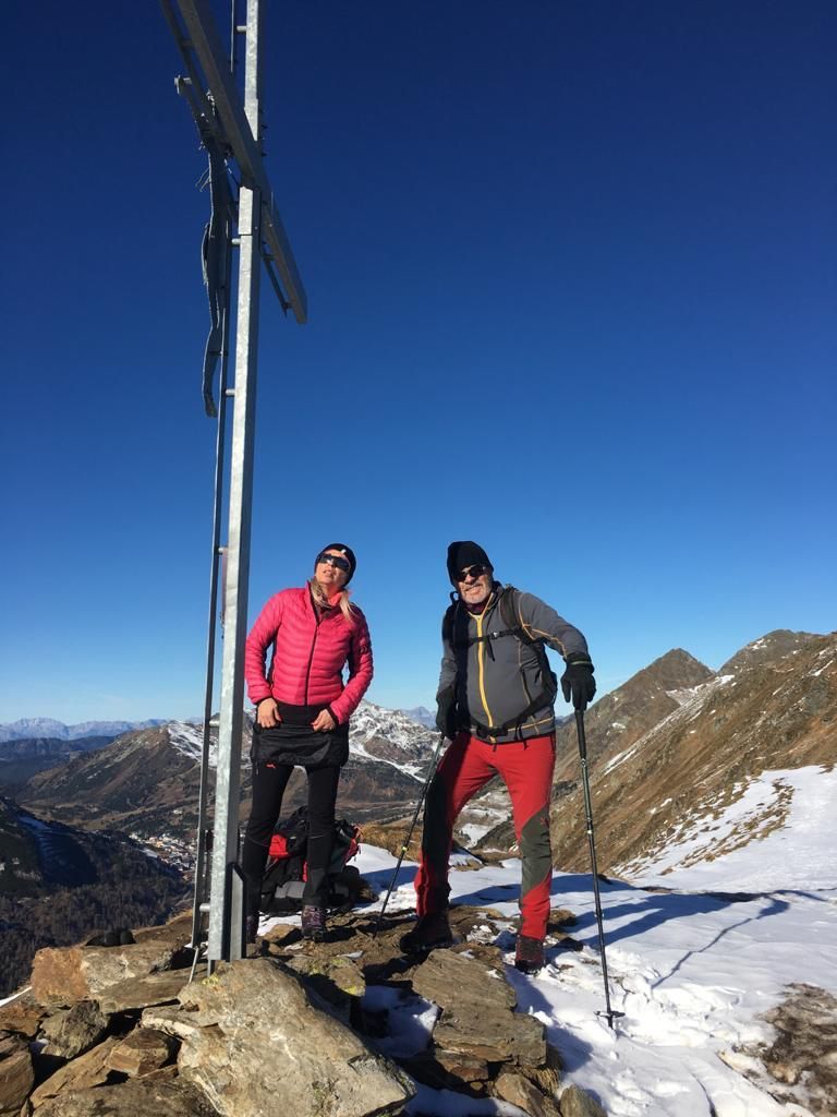 Beim Bergwandern den Gipfel erklimmen