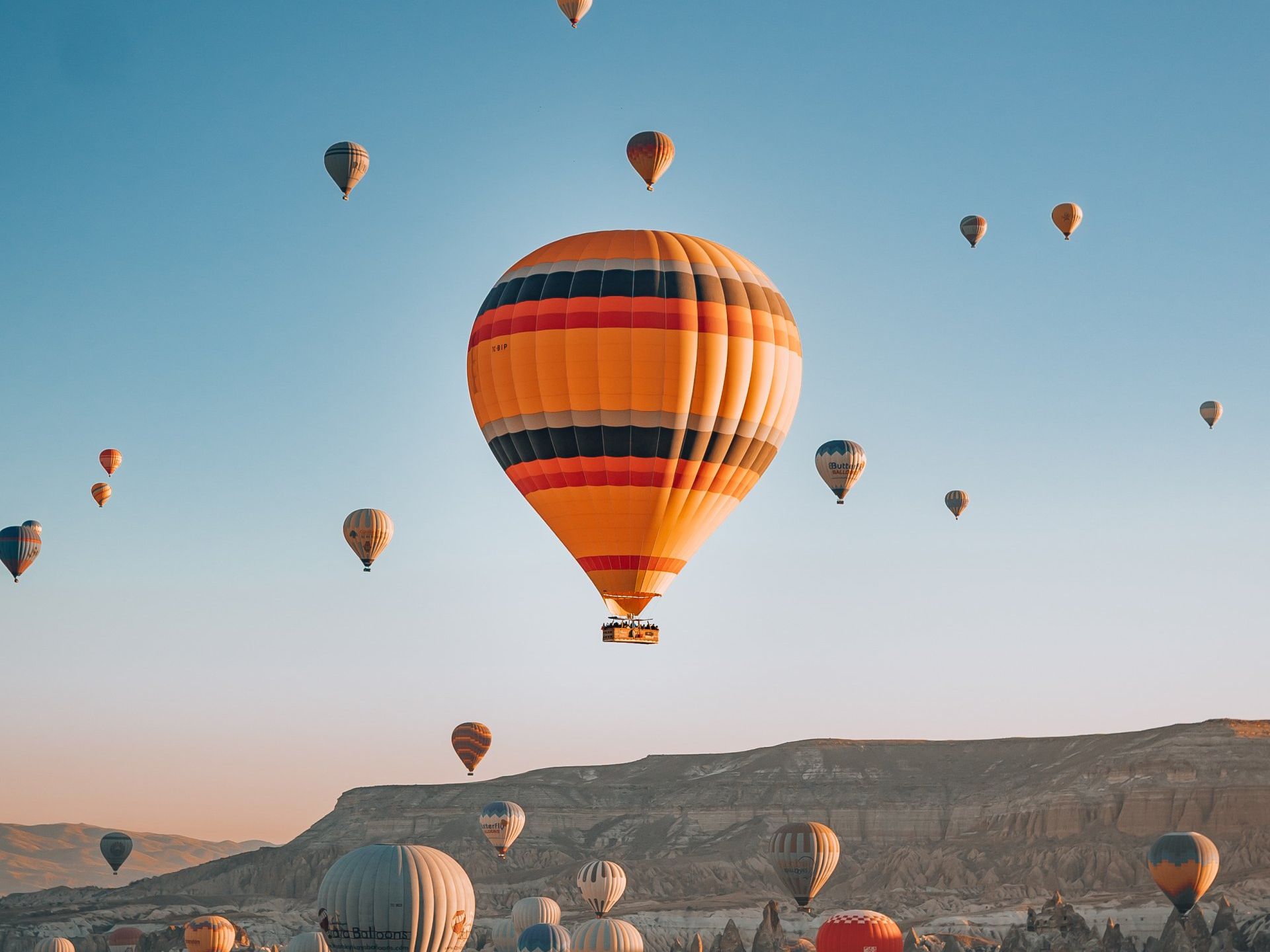 A bunch of hot air balloons are flying in the sky.