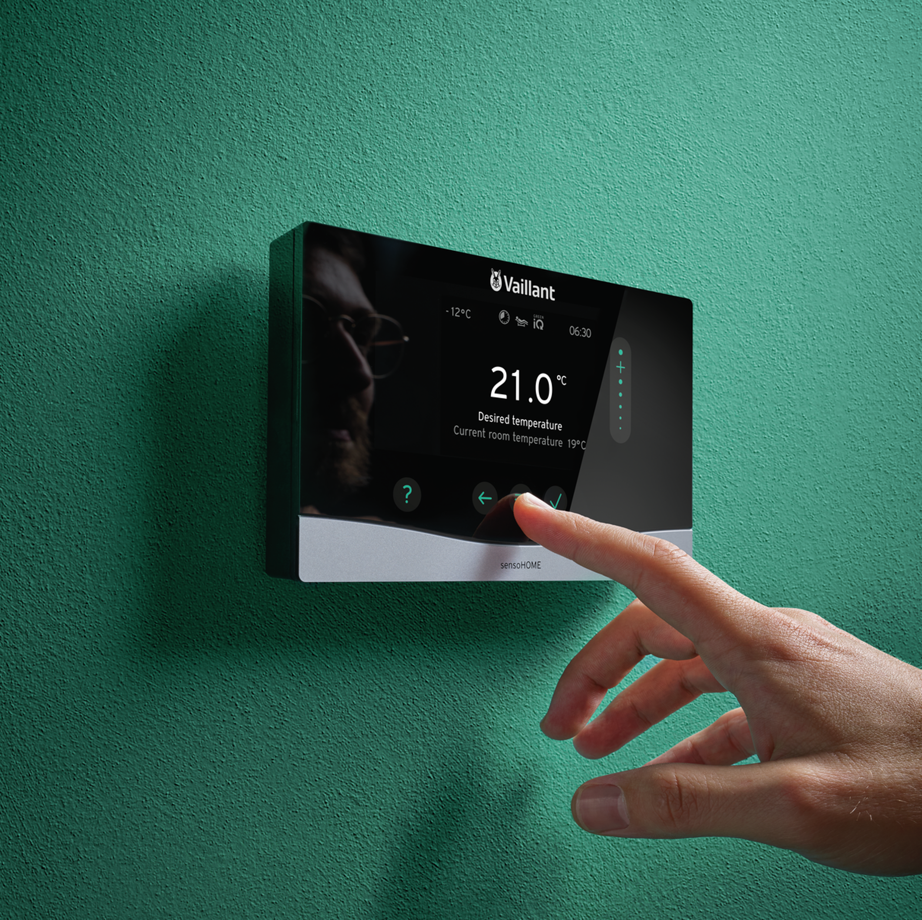 Un'elegante unità di condizionatore dell'aria a parete, di colore grigio chiaro Mattei Vaillant Service Roma