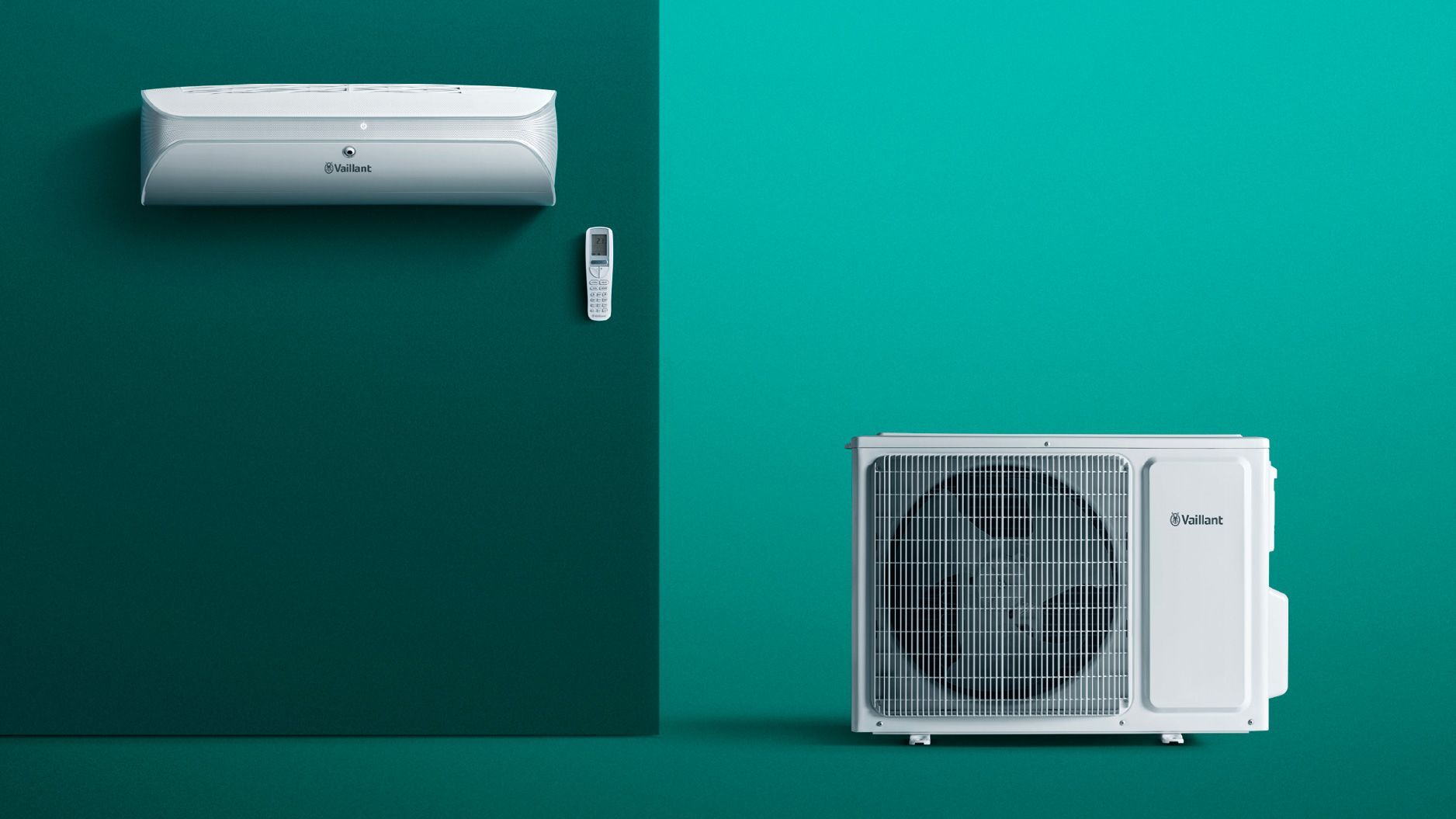 Un condizionatore d'aria split-system con unità interna, telecomando e unità esterna, il tutto su uno sfondo bicolore color verde acqua preventivo installazione condizionatore Mattei Vaillant Roma