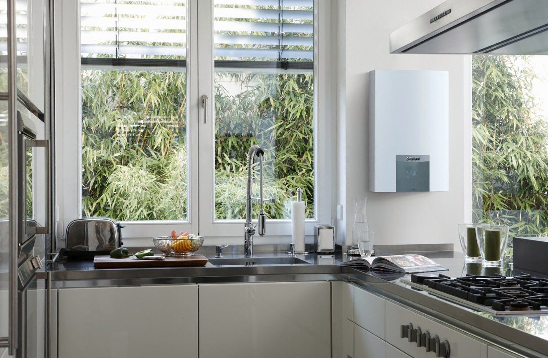 Un condizionatore d'aria bianco e minimalista montato su una parete piatta e uniforme color verde acqua Mattei Vaillant Roma