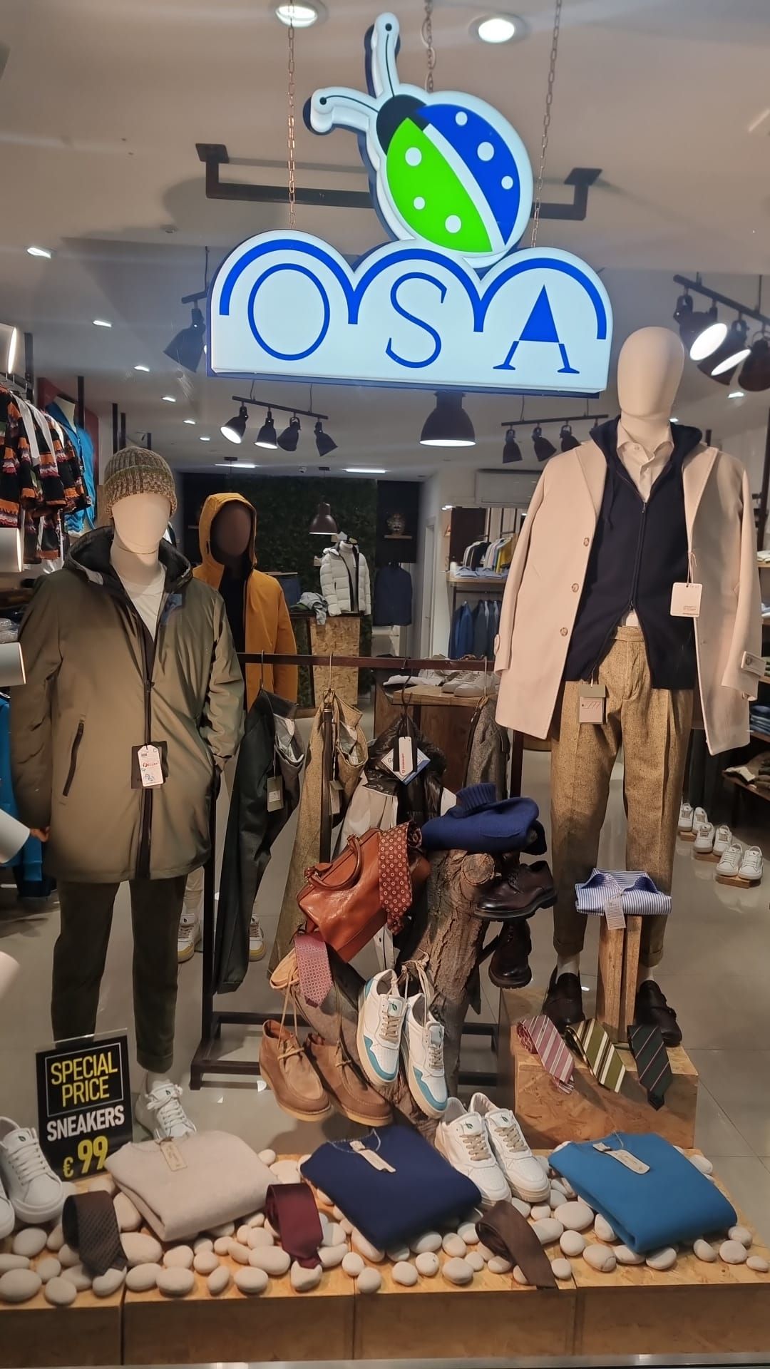 Una vetrina con manichini e vestiti.