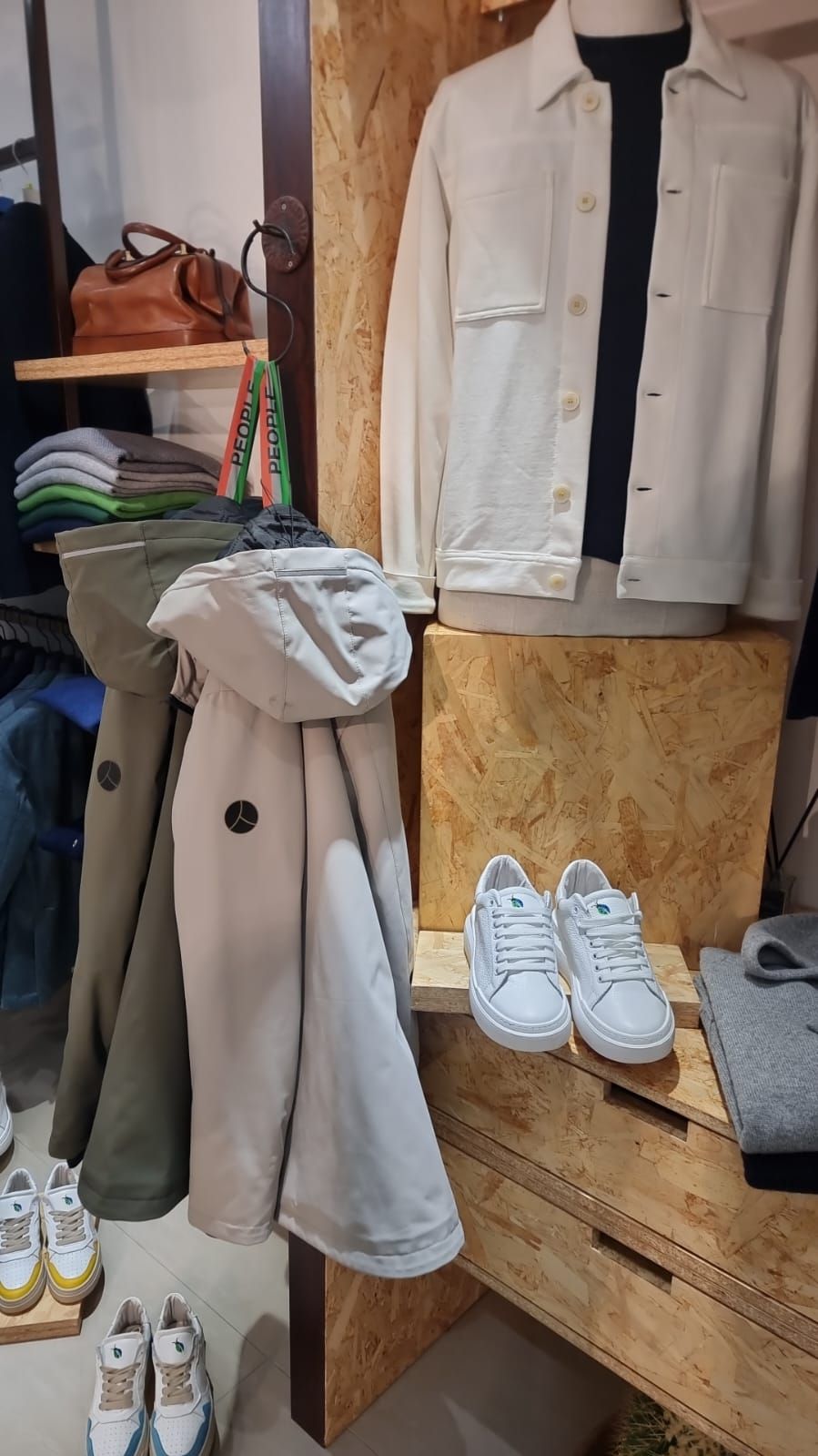 Un'esposizione di vestiti e scarpe in un negozio.