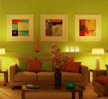 Salotto con quadri incorniciati da decorazioni di gesso