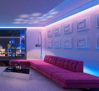 Cornici di gesso su parete di un salone