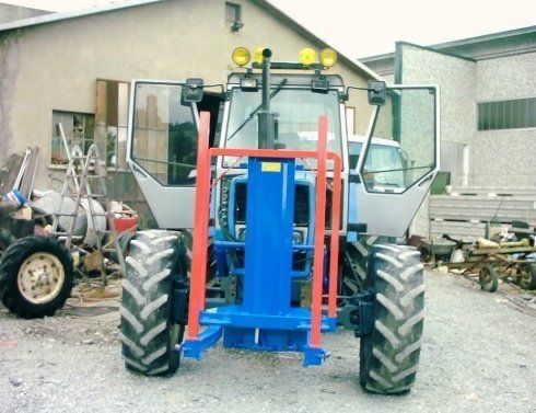 trattore con rimorchio sollevatore