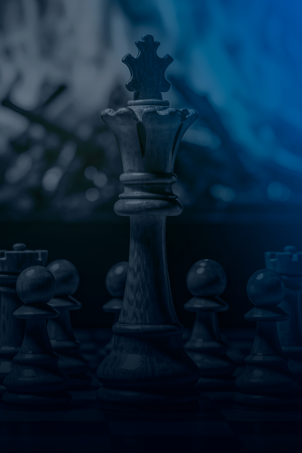 Peça do rei do xadrez em foco, rodeada por outras peças, em tom escuro com um gradiente azul.
