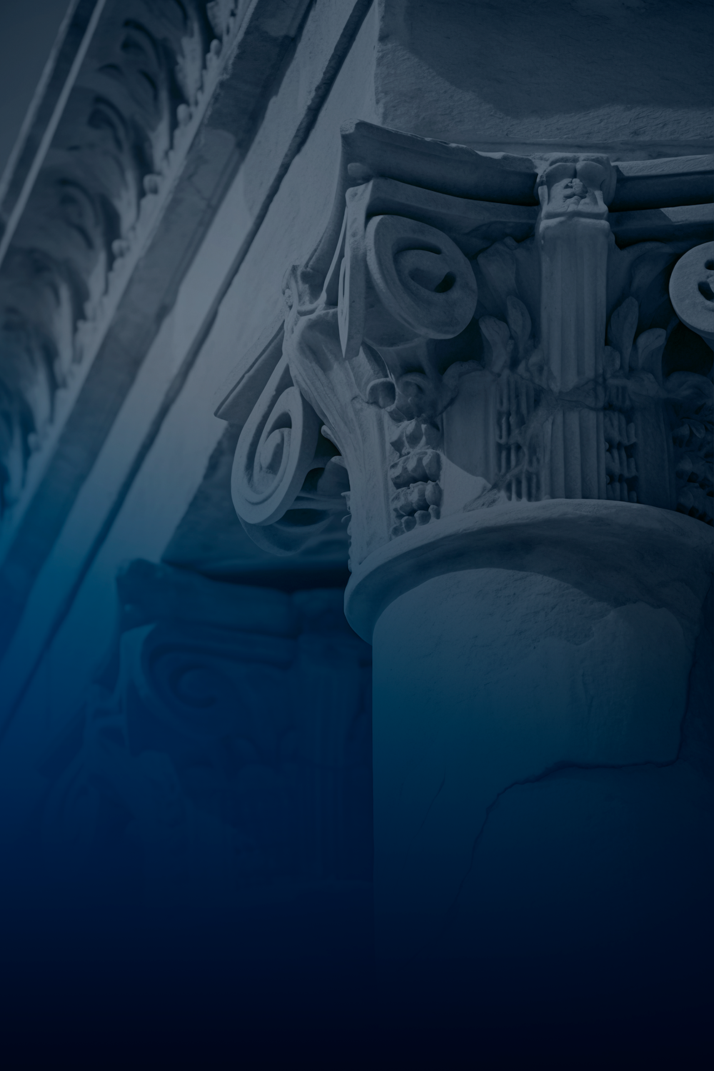 Detalhe de uma coluna arquitetônica clássica com entalhes intrincados, iluminada com tons de azul.