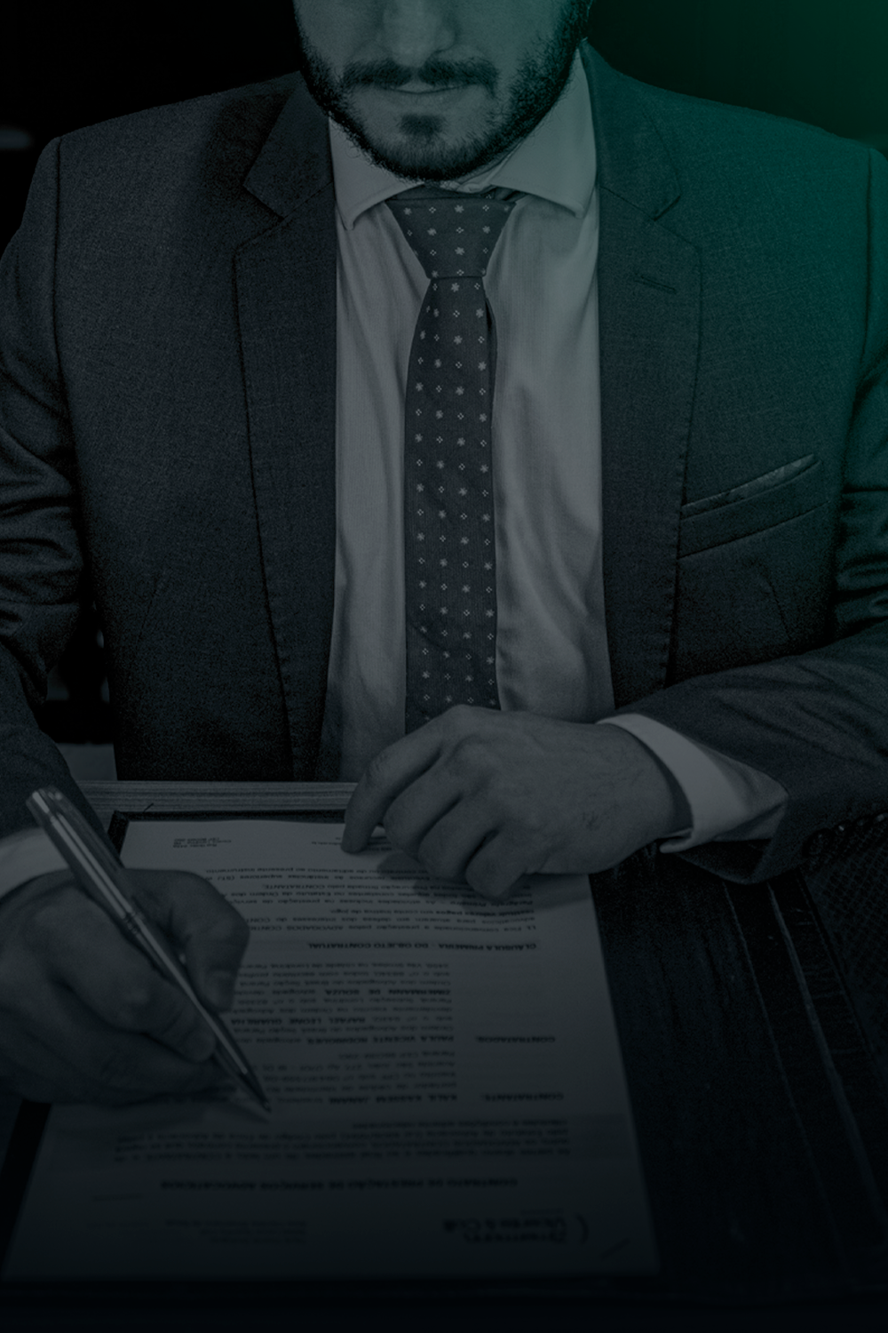 Pessoa de terno assinando um documento com caneta.