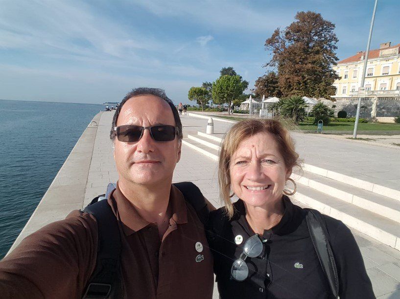 Patrizia e Claudio Tosetti sul lungomare di La Spezia