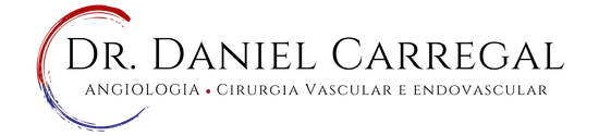 Logotipo da Cl&iacute;nica Vascular Daniel Carregal com um c&iacute;rculo vermelho e azul ao redor do texto.