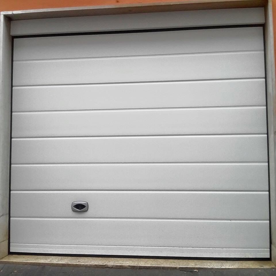 Porta da garage con pannello orizzontale bianco.