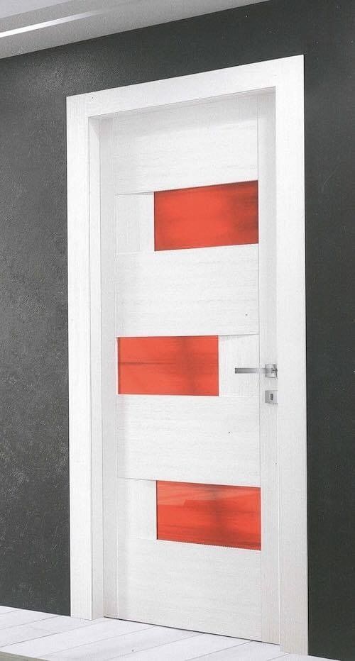 Porta interna bianca con tre pannelli in vetro rosso. Contro una parete grigio scuro.