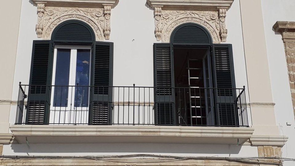 Infissi in alluminio su balcone