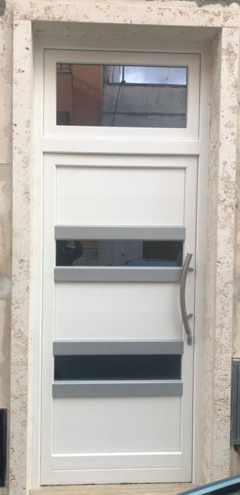 Porta blindata bianca con dettagli in vetro