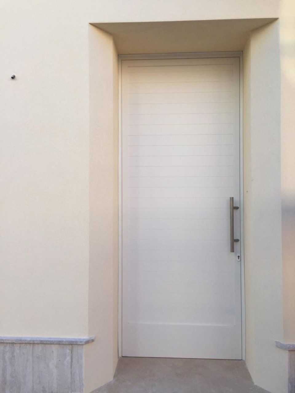 Porta blindata bianca con righe