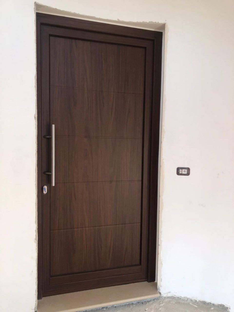 Porta blindata in legno scuro