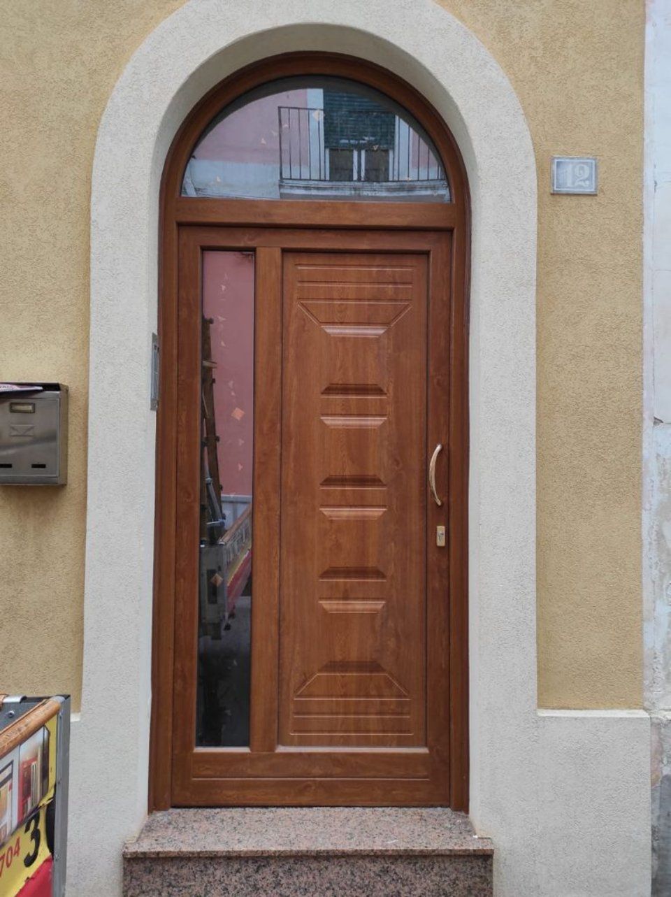 Porta blindata in legno dal design moderno