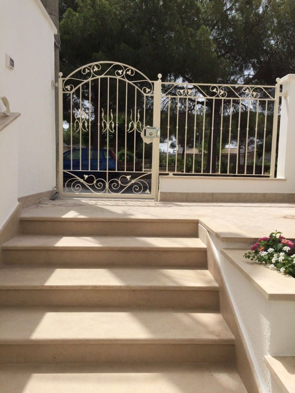 Cancello bianco con decorazioni