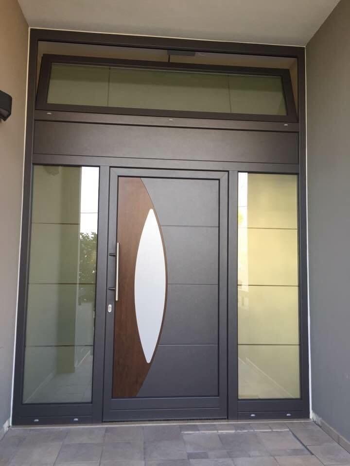 Moderna porta d'ingresso grigia con dettagli in legno, finestre laterali e sopraluce.