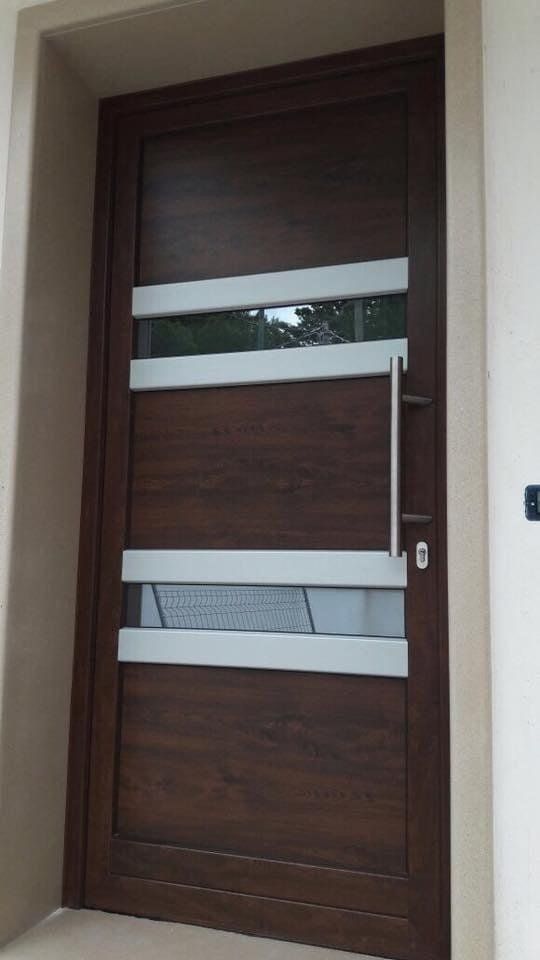 Porta marrone con due pannelli orizzontali in vetro smerigliato e maniglia argentata.