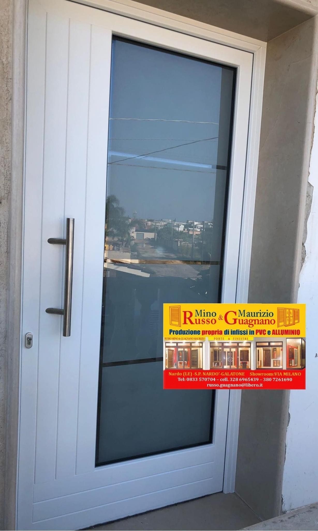 Porta d'ingresso bianca con linee verticali ondulate, ampio pannello in vetro, maniglia in acciaio inox e logo.