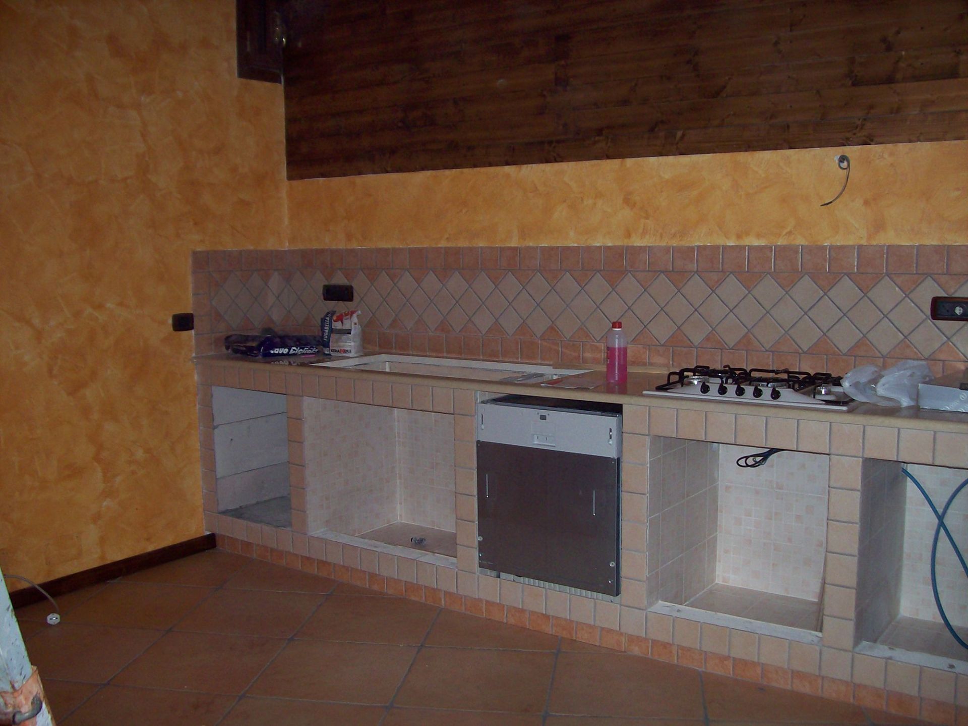 cucina con rivestimenti in pietra