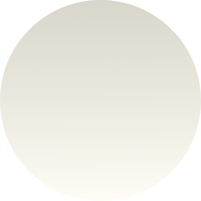 Un grande cerchio color crema chiaro su uno sfondo bianco, che crea un elemento di design minimalista.