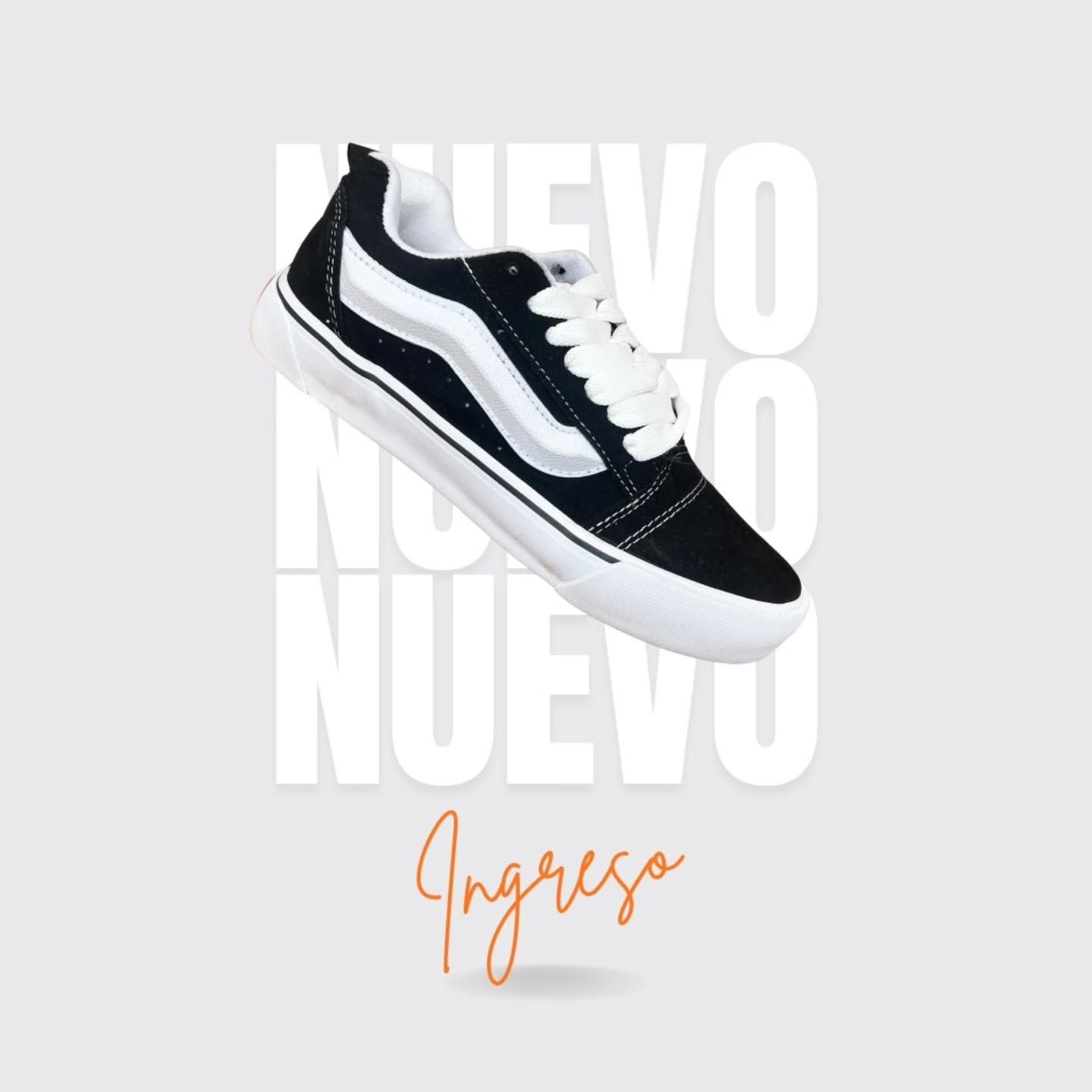 Zapatillas Vans en blanco y negro con superposición de texto 