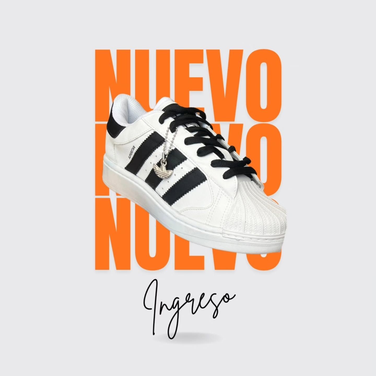 Zapatilla Adidas Superstar blanca y negra con texto 