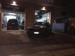 Auto grigia dell'officina autorizzata Ford a Roma