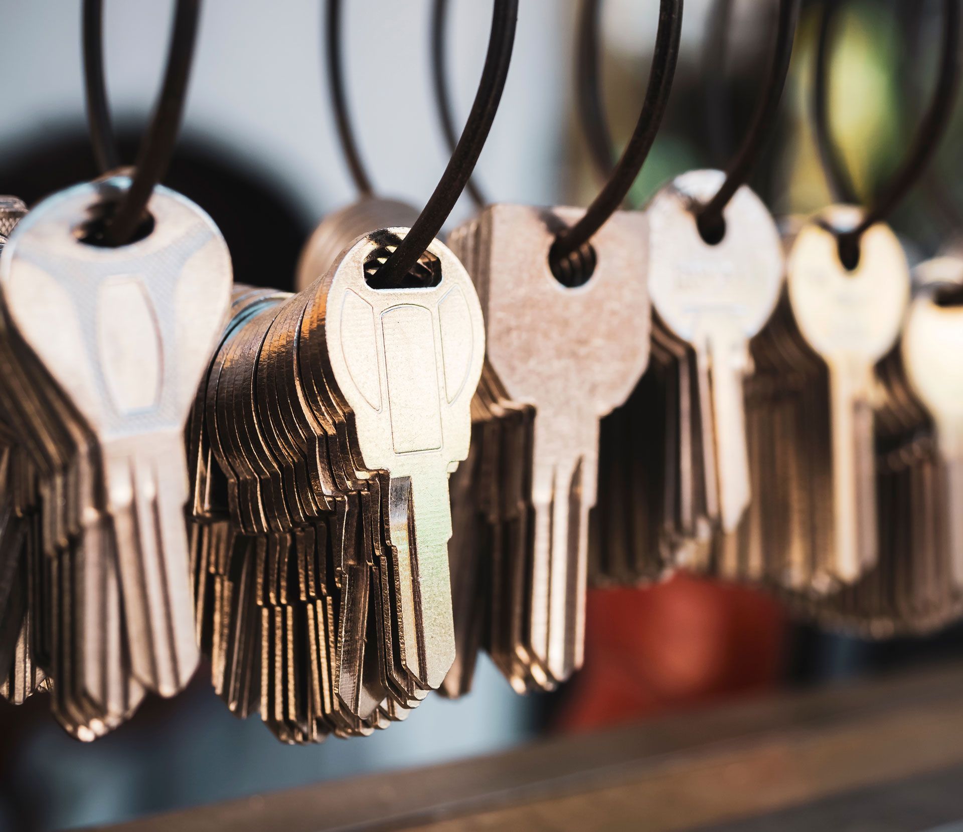 Keys hanging in a row, with varying shapes and metal color.