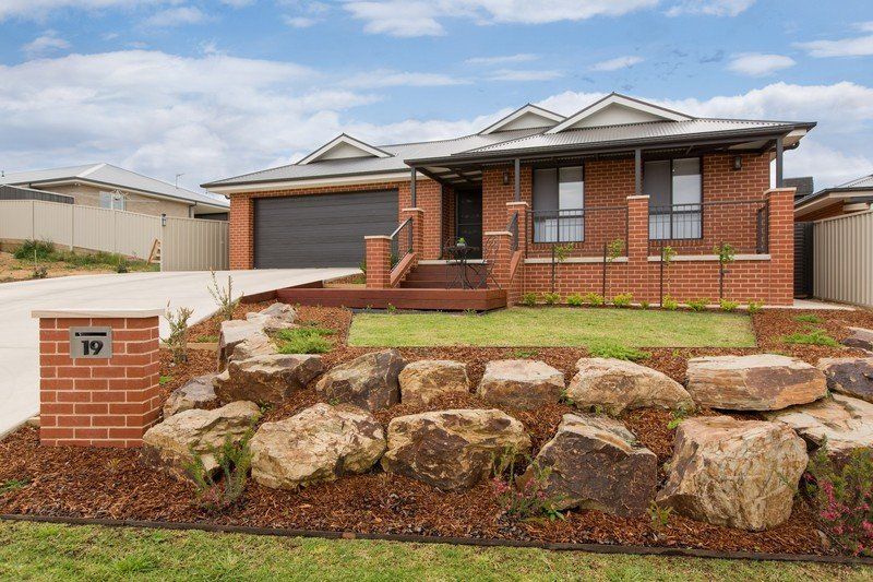 Front view of home with rock feature
