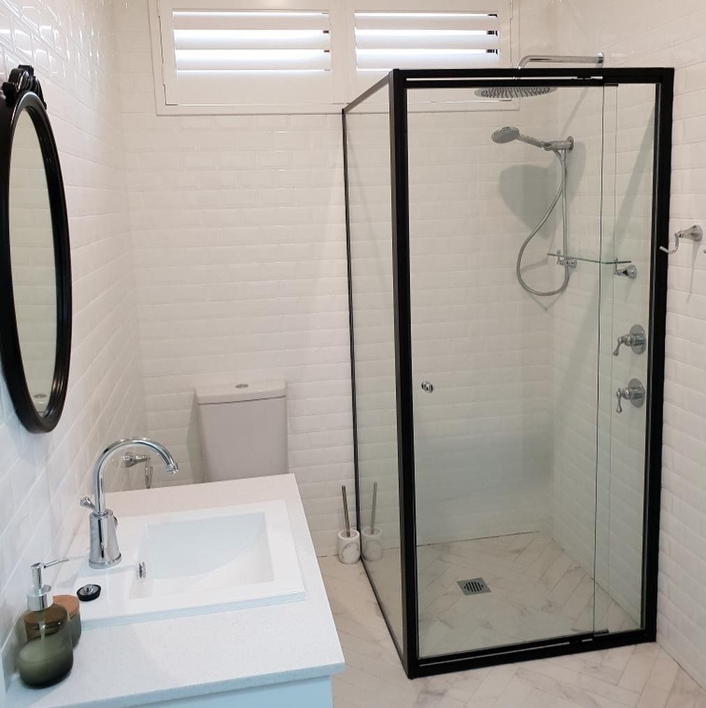 sink and round mirror