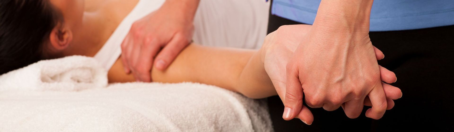 Eine Person bekommt eine Manualtherapie.