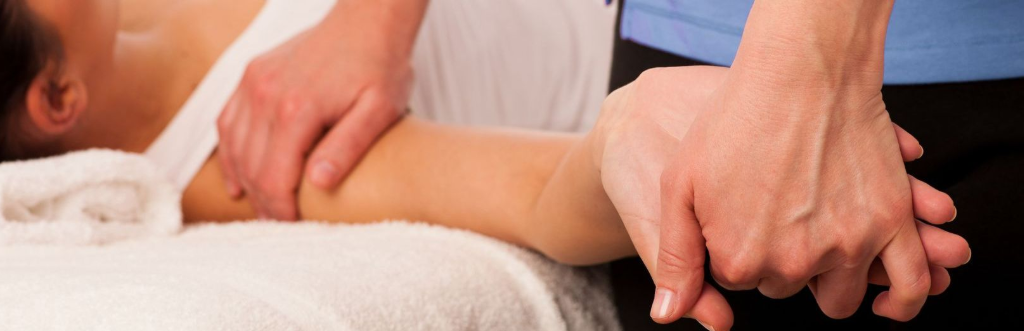 Eine Person bekommt eine Manualtherapie.