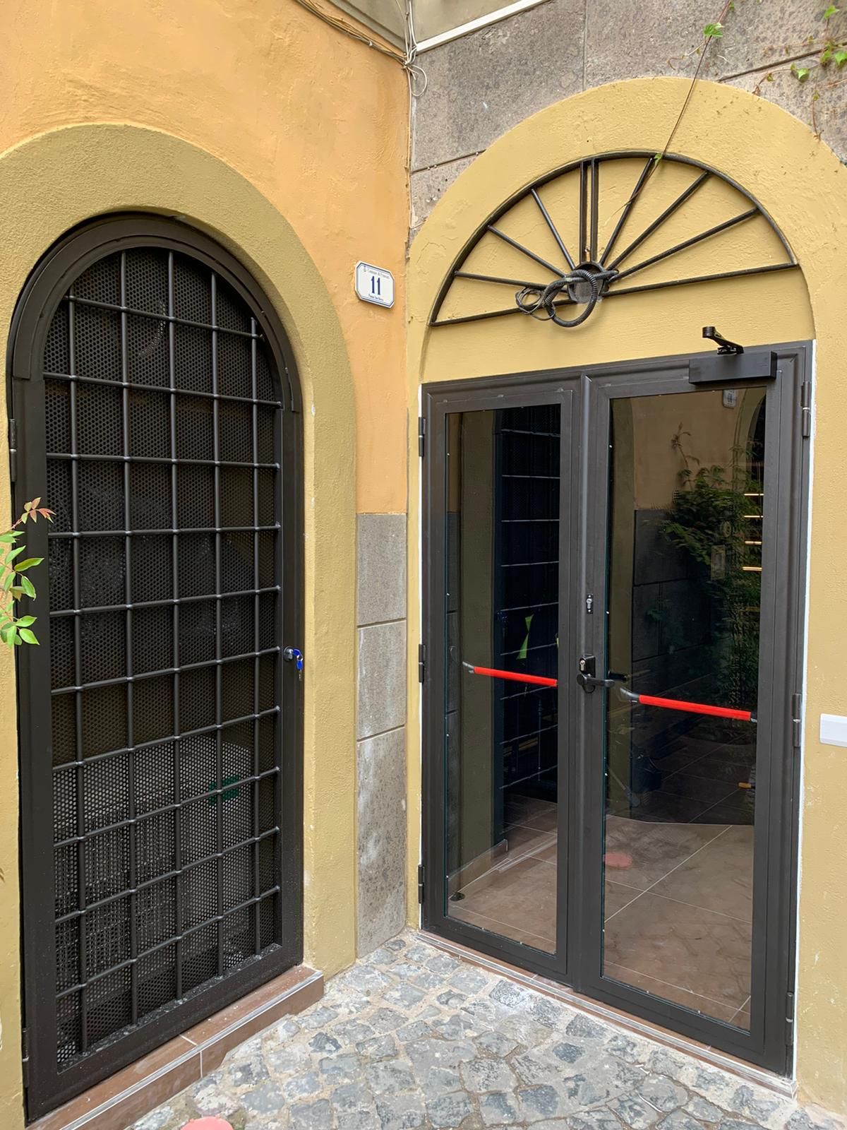 vetrina realizzata con infissi in alluminio