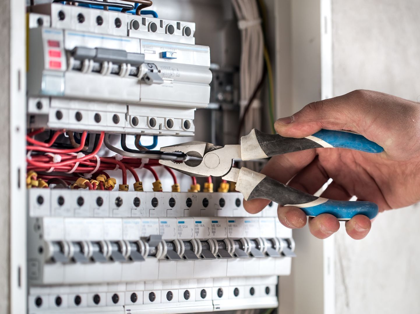 Tableros, iluminación y puesta a tierra