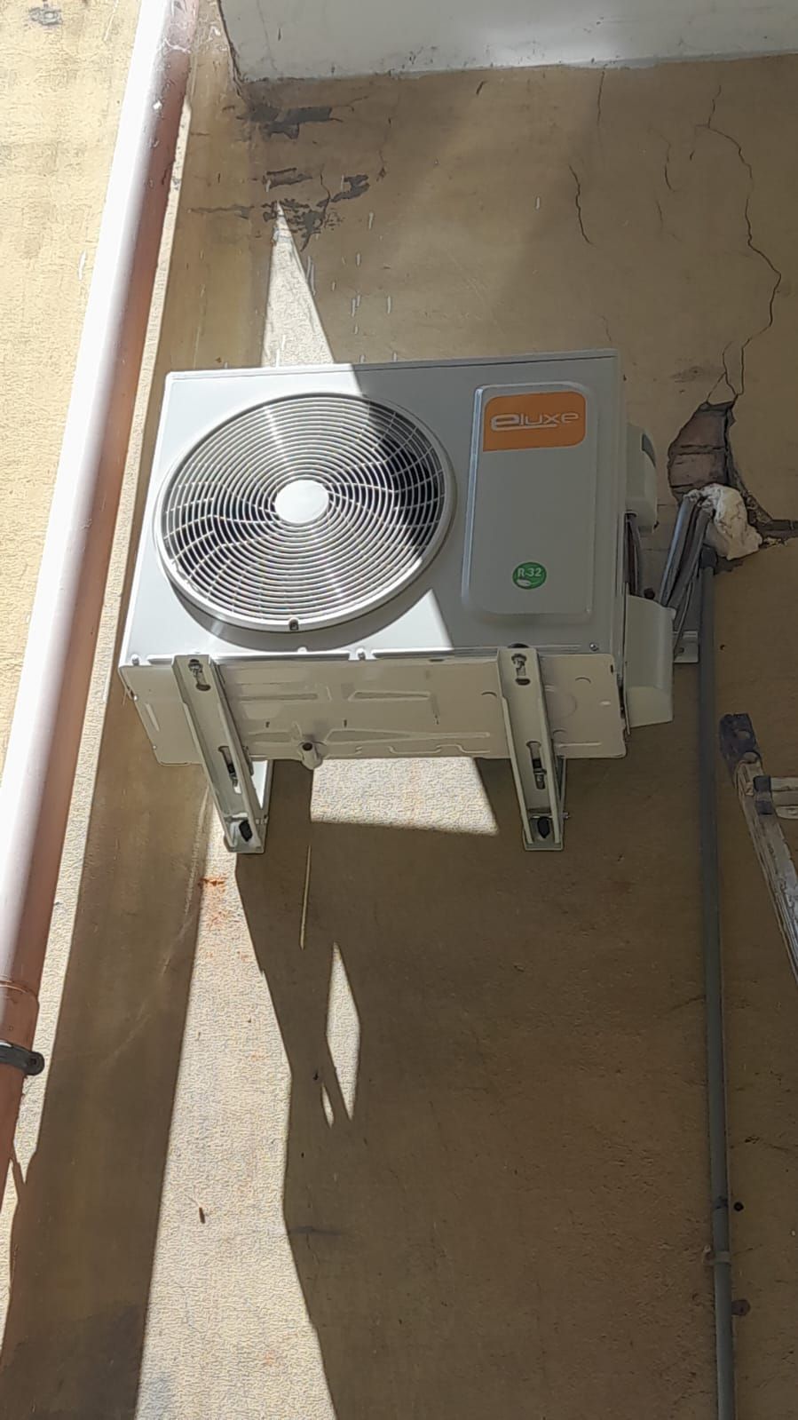 Un condizionatore d'aria è montato sul lato di un edificio.