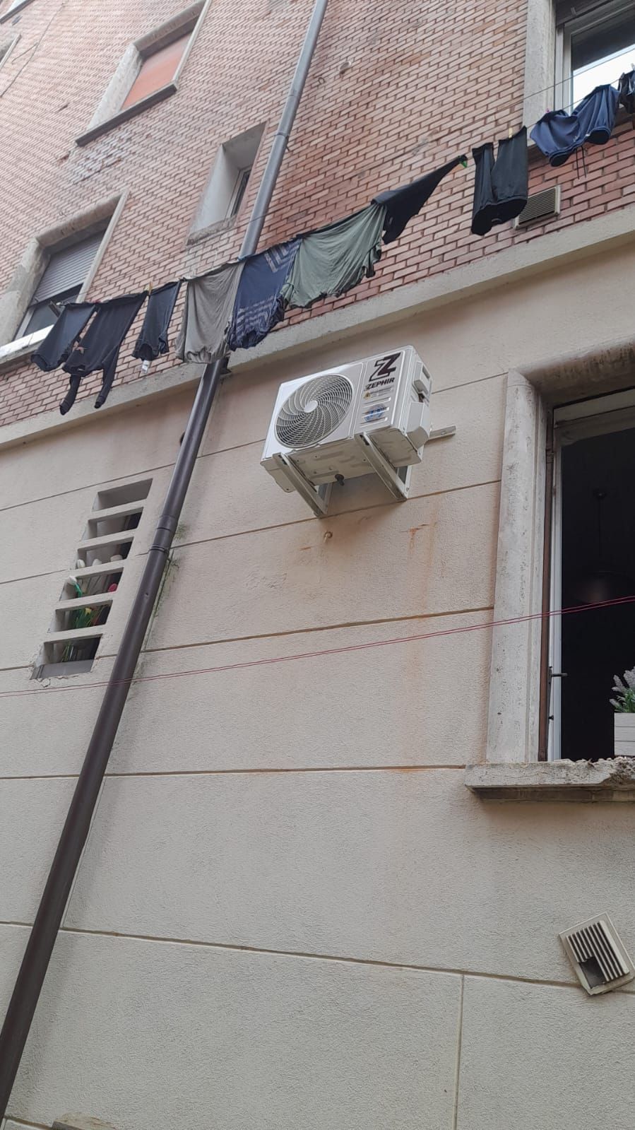 I vestiti sono appesi su uno stendino sul lato di un edificio.