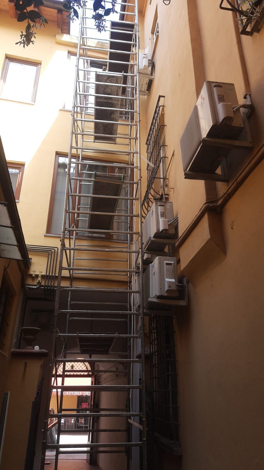 Una scala sale lungo il lato di un edificio.